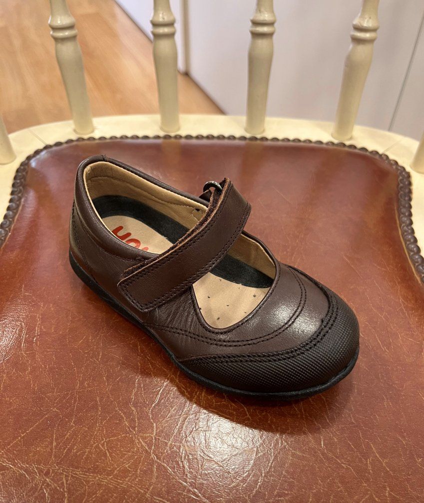Zapato colegial pulsera y velcro con puntera reforzada en MARRÓN (tallas 24 a 41)