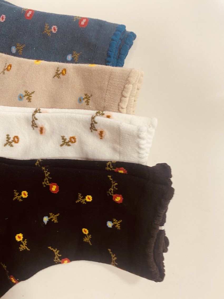 Calcetines florecitas en 4 colores disponibles con canalé